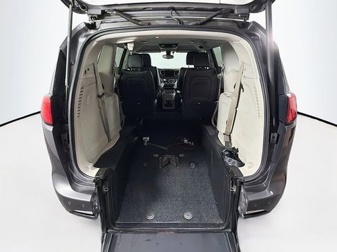 Used 2017 Chrysler Pacifica Touring-L image 27