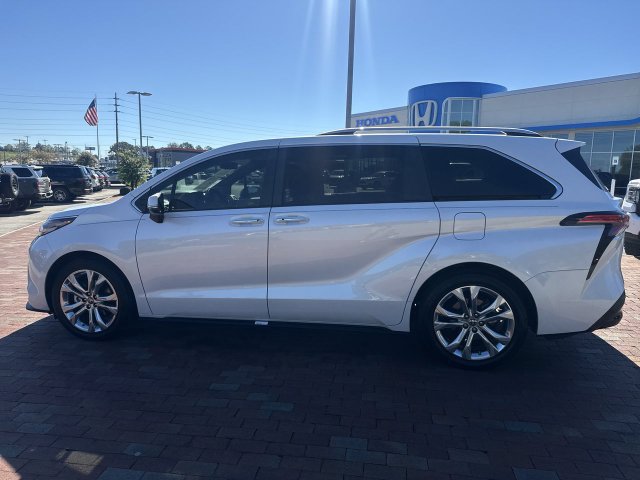 Used 2023 Toyota Sienna Platinum FWD image 33