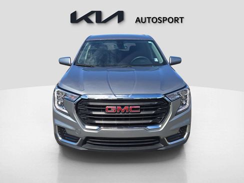 Used 2024 GMC Terrain SLE image 2