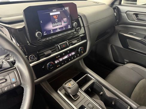 Used 2023 Nissan Pathfinder SV image 18