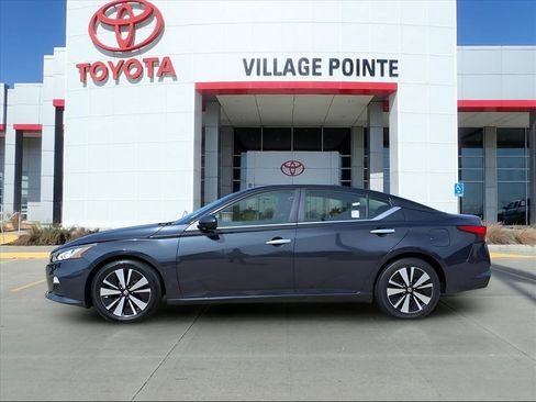 Used 2022 Nissan Altima 2.5 SV image 2