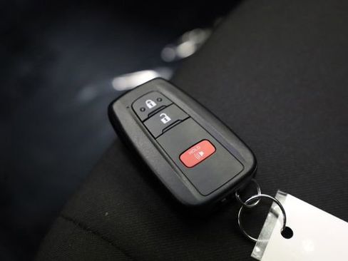 Used 2020 Toyota C-HR XLE FWD image 33