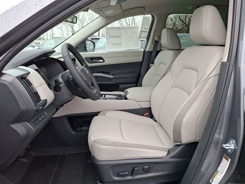 New 2026 Nissan Pathfinder SL image 8