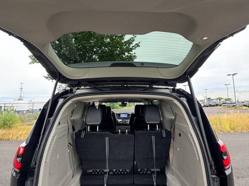 Used 2023 Chrysler Pacifica Touring-L FWD image 9