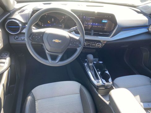 Used 2025 Chevrolet Trax LT image 19