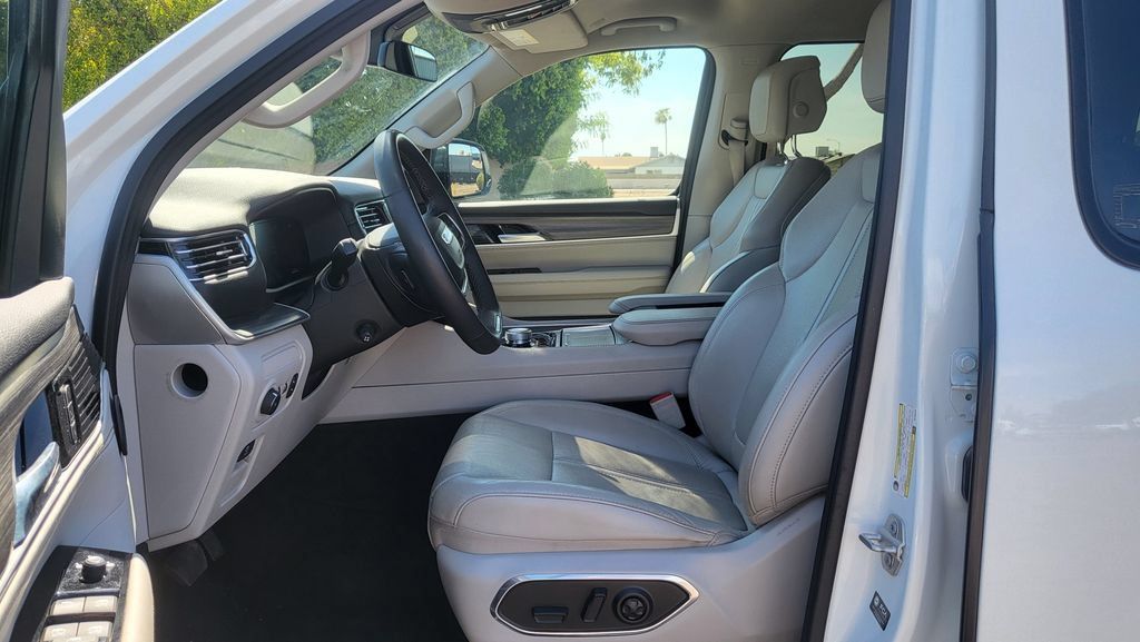 Used 2024 Jeep Wagoneer L Series II w/ Flexible Seating Group RWD image 32