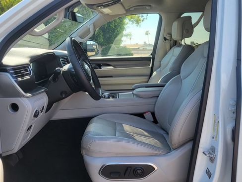 Used 2024 Jeep Wagoneer L Series II w/ Flexible Seating Group RWD image 32
