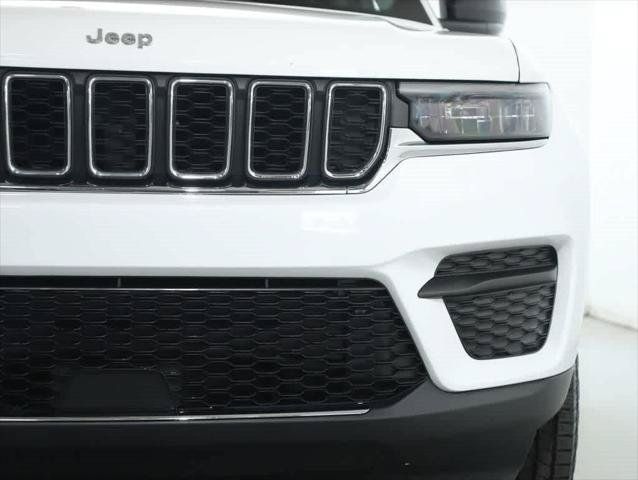 Used 2023 Jeep Grand Cherokee Laredo AWD/4WD image 7