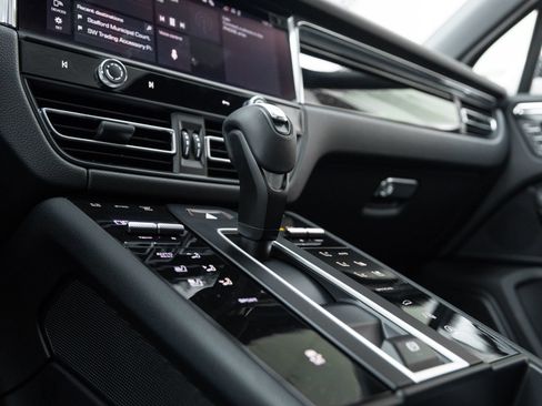 Certified 2026 Porsche Macan AWD/4WD image 26