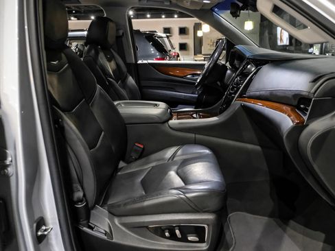 Used 2019 Cadillac Escalade ESV Luxury AWD/4WD image 30
