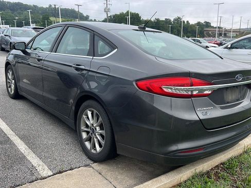 Used 2017 Ford Fusion SE FWD image 2