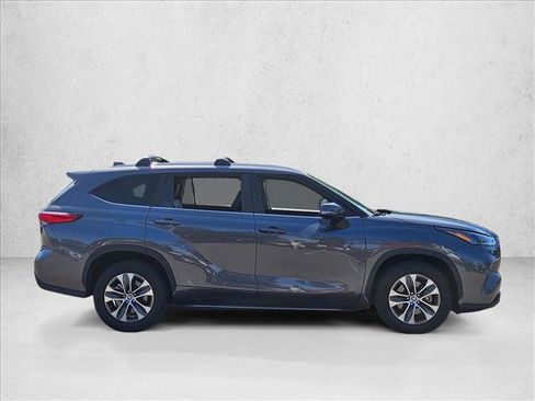 Used 2023 Toyota Highlander XLE FWD image 4