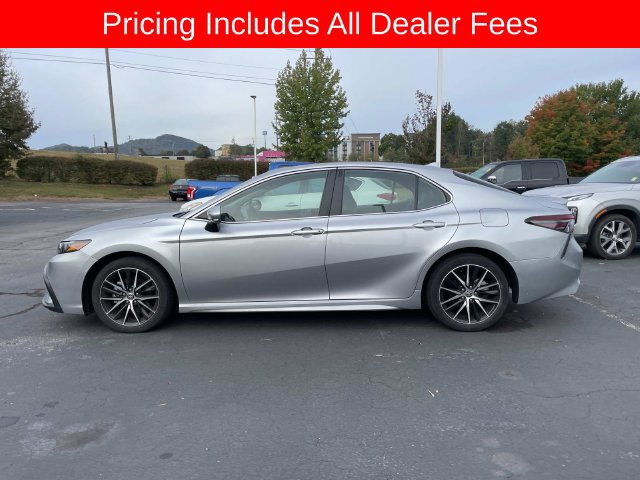 Used 2024 Toyota Camry SE w/ Convenience Package FWD image 3