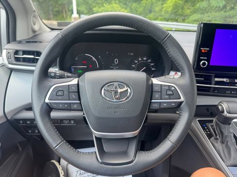 Used 2025 Toyota Sienna XLE AWD/4WD image 15
