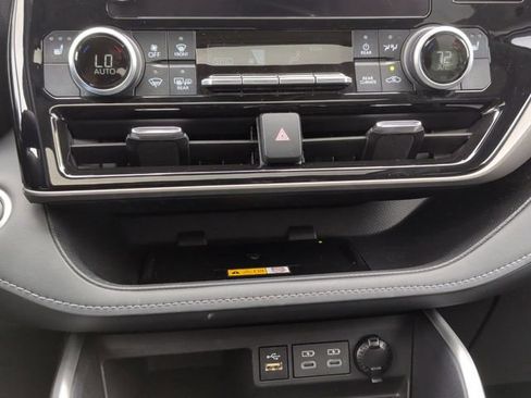 Used 2024 Toyota Highlander XLE FWD image 26