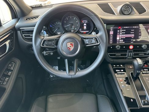 Used 2025 Porsche Macan image 14