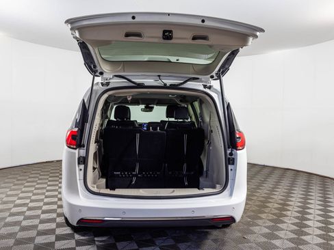 Used 2023 Chrysler Pacifica Touring-L FWD image 40
