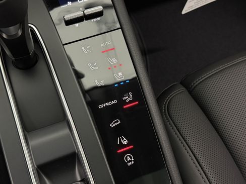 Certified 2026 Porsche Macan AWD/4WD image 39