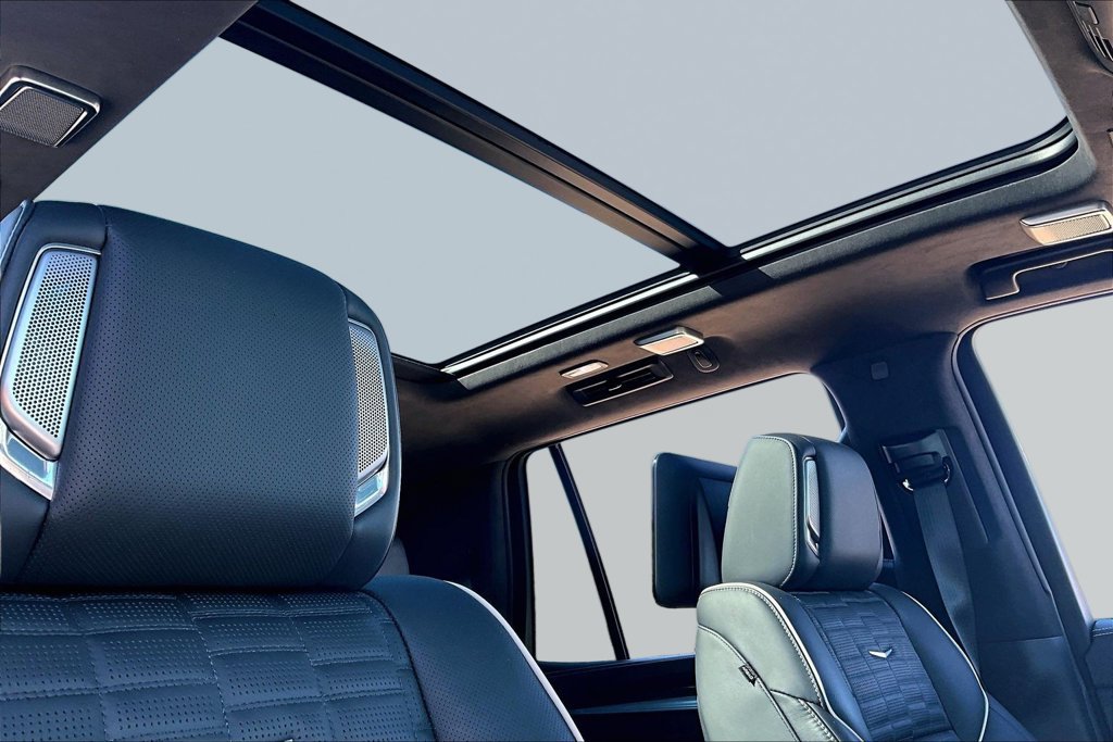 Used 2026 Cadillac Escalade Platinum Sport w/ LPO, Floor Liner Package AWD/4WD image 17