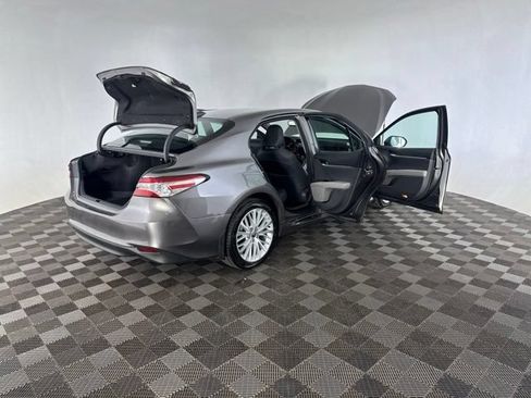 Used 2020 Toyota Camry XLE FWD image 16