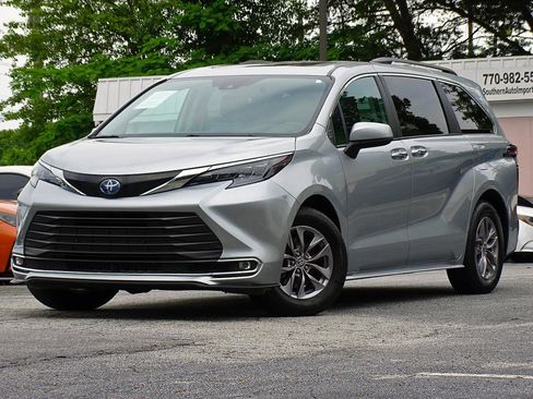 Used 2024 Toyota Sienna XLE FWD image 2