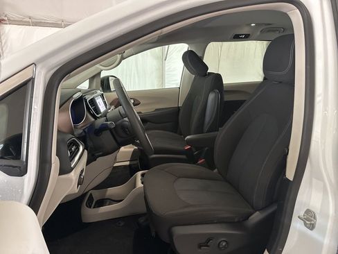 Used 2024 Chrysler Voyager LX image 10