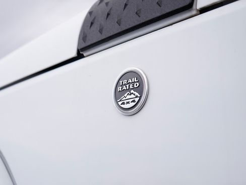 Used 2017 Jeep Wrangler Unlimited Sahara AWD/4WD image 5