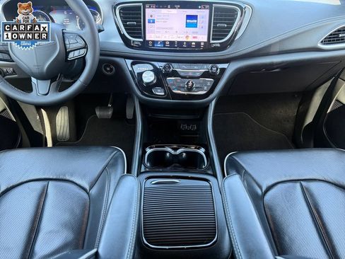 Used 2025 Chrysler Pacifica Limited FWD image 10