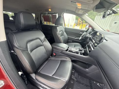 Certified 2024 Nissan Pathfinder SL w/ Black Appearance Package AWD/4WD image 23