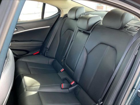 Used 2025 Genesis G70 2.5T image 16