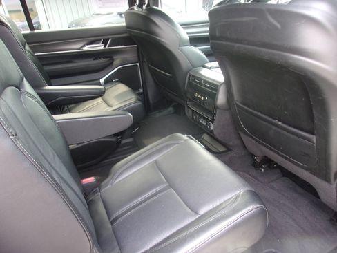 Used 2024 Jeep Wagoneer Series III w/ Flexible Seating Group AWD/4WD image 15