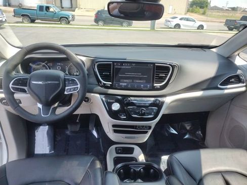 Used 2024 Chrysler Pacifica Touring-L image 14