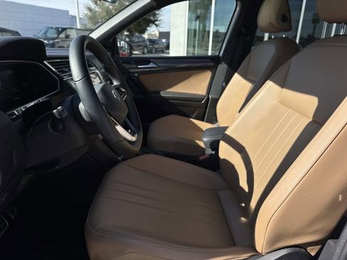 Used 2022 Volkswagen Tiguan SE R-Line image 16