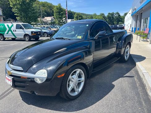 Used 2004 Chevrolet SSR w/ Preferred Equipment Group RWD image 4