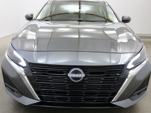 Used 2025 Nissan Altima 2.5 SV FWD image 7