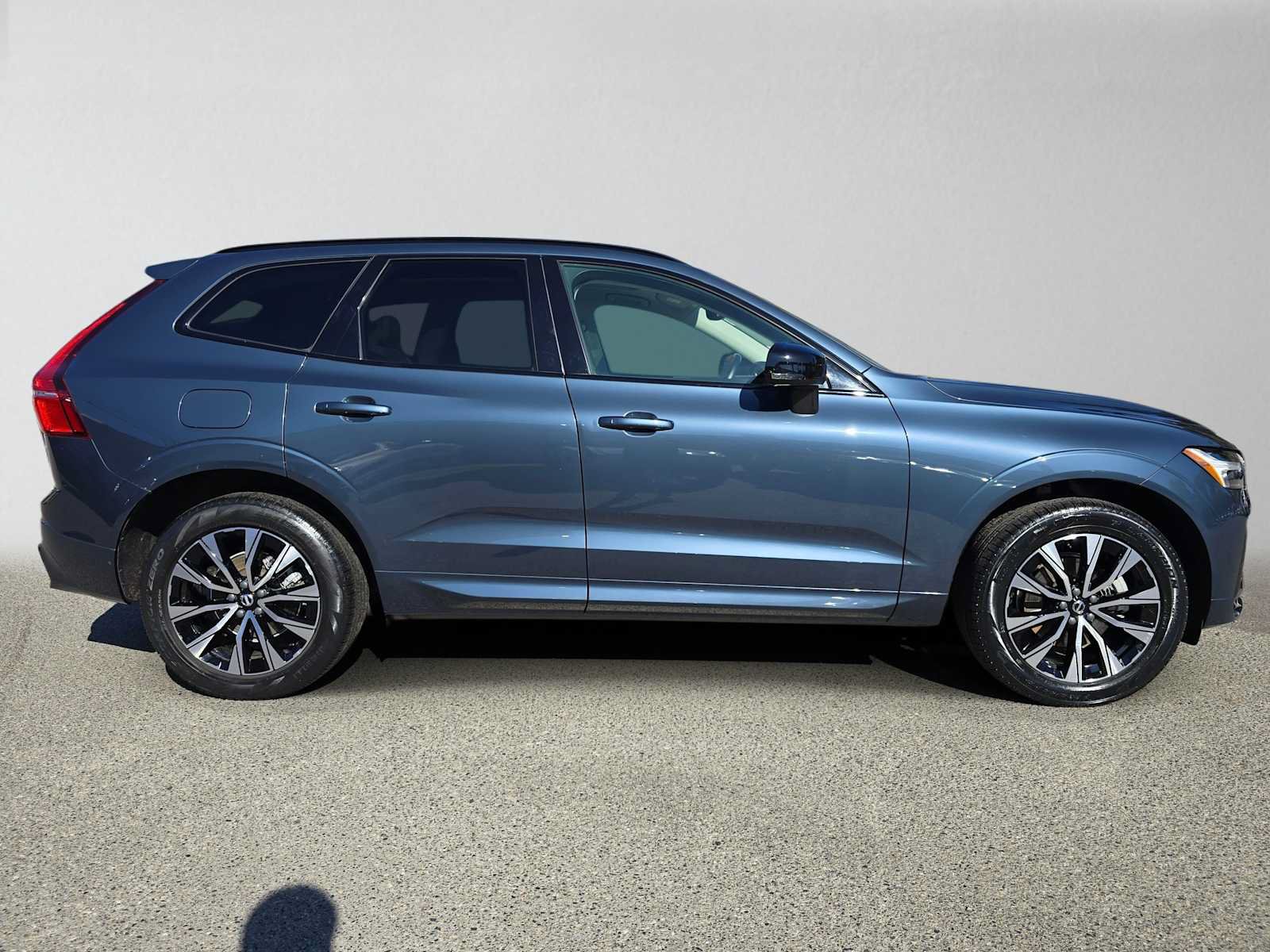 Certified 2024 Volvo XC60 B5 Core w/ Climate Package AWD/4WD image 3