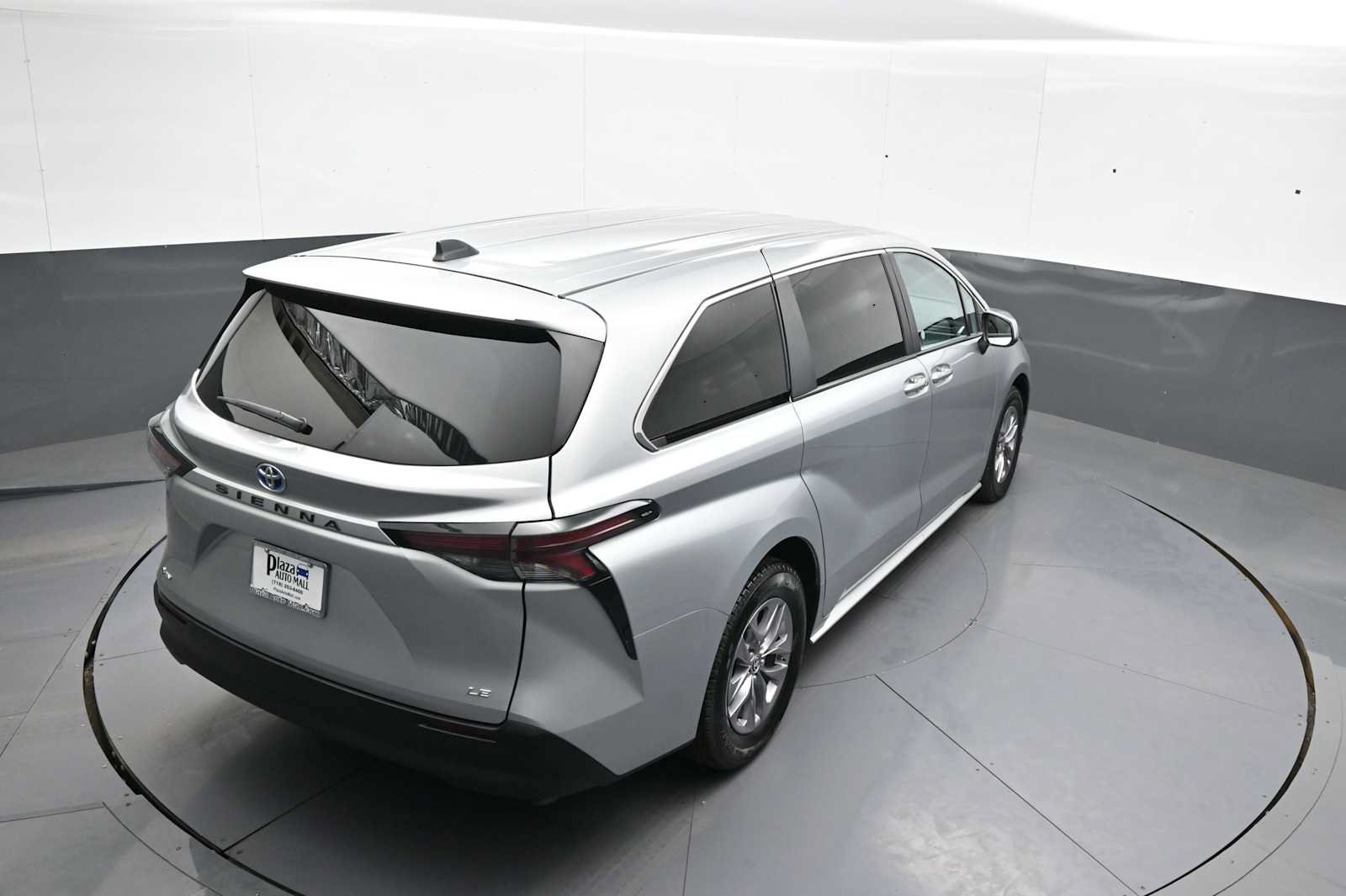 Used 2025 Toyota Sienna LE FWD image 38
