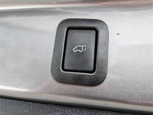 Used 2018 Toyota Highlander XLE image 14