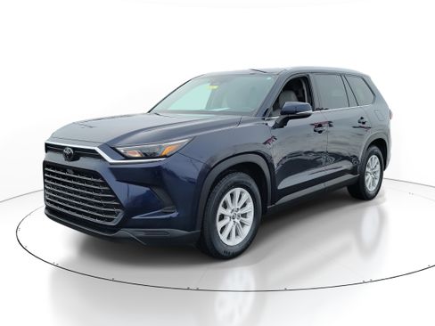 Used 2024 Toyota Grand Highlander XLE image 2
