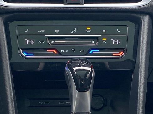 Used 2025 Volkswagen Taos SE image 9