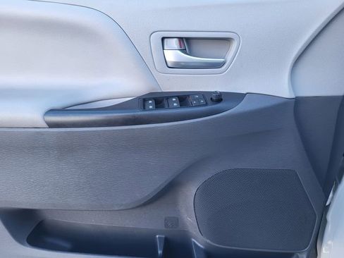Used 2019 Toyota Sienna LE image 17