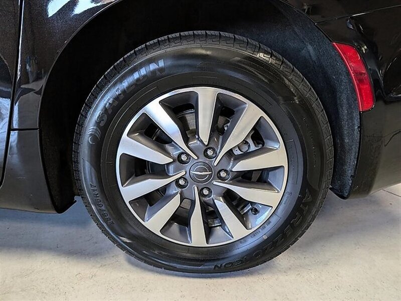 Used 2024 Chrysler Pacifica Limited FWD image 14