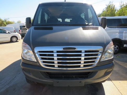 Used 2010 Freightliner Sprinter 2500 RWD image 2