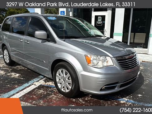 Used 2013 Chrysler Town & Country Touring image 3