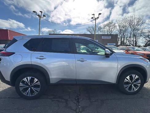 Used 2023 Nissan Rogue SV image 4