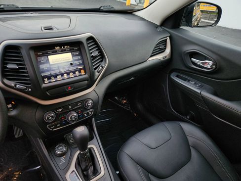 Used 2016 Jeep Cherokee Limited image 8