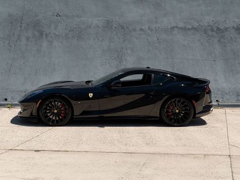 Used 2018 Ferrari 812 Superfast RWD image 3