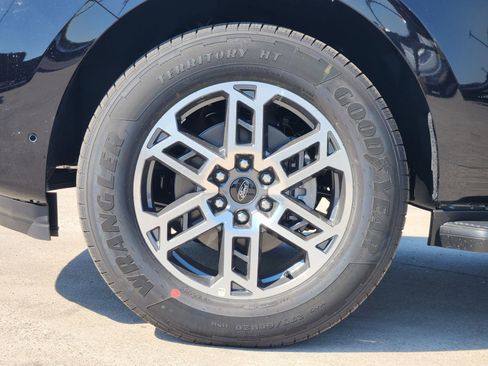 New 2025 Ford Expedition Active image 11