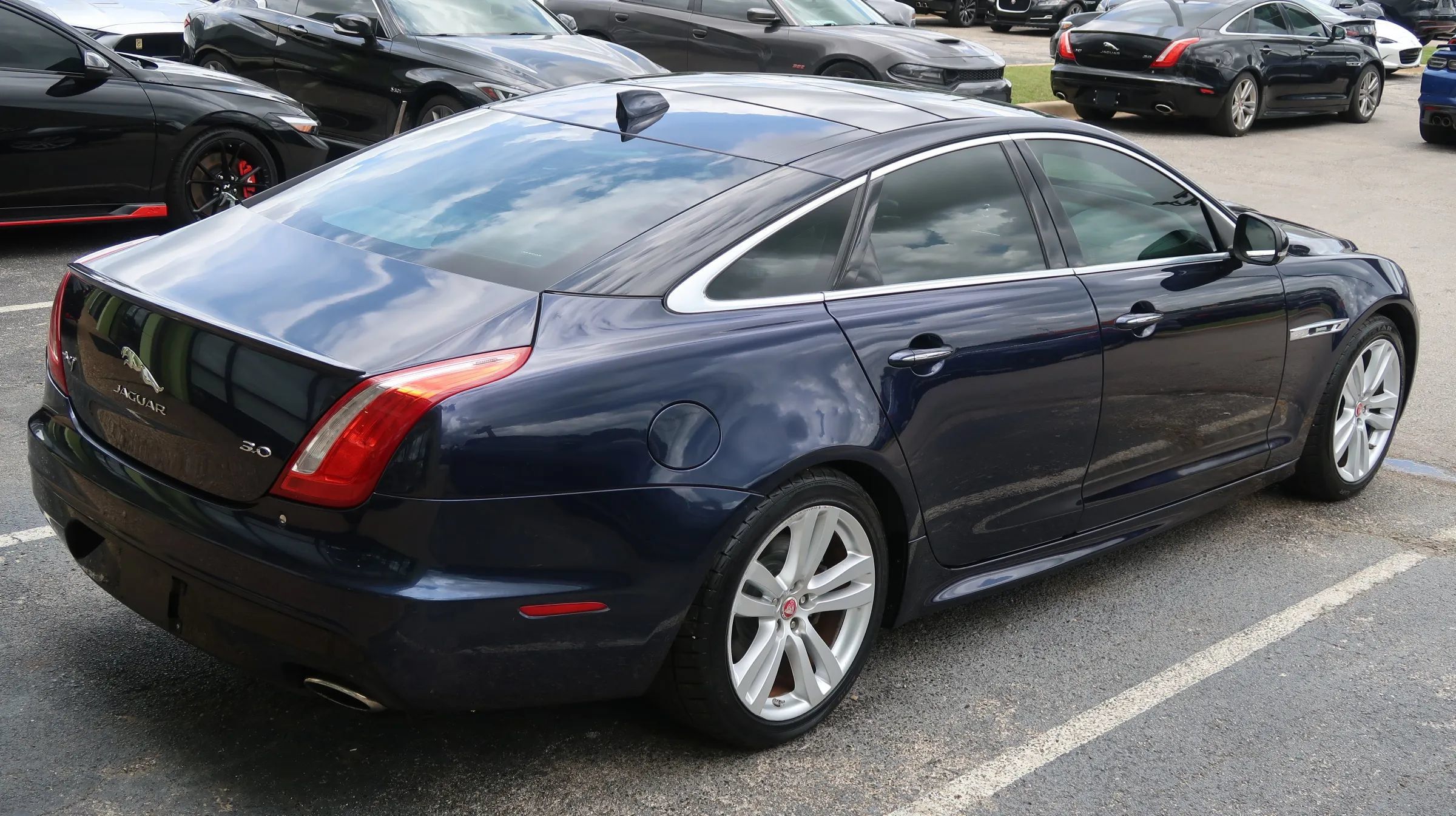 Used 2016 Jaguar XJ R-Sport RWD image 9