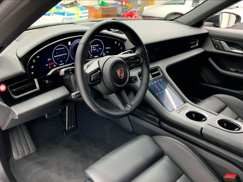 Used 2025 Porsche Taycan image 4
